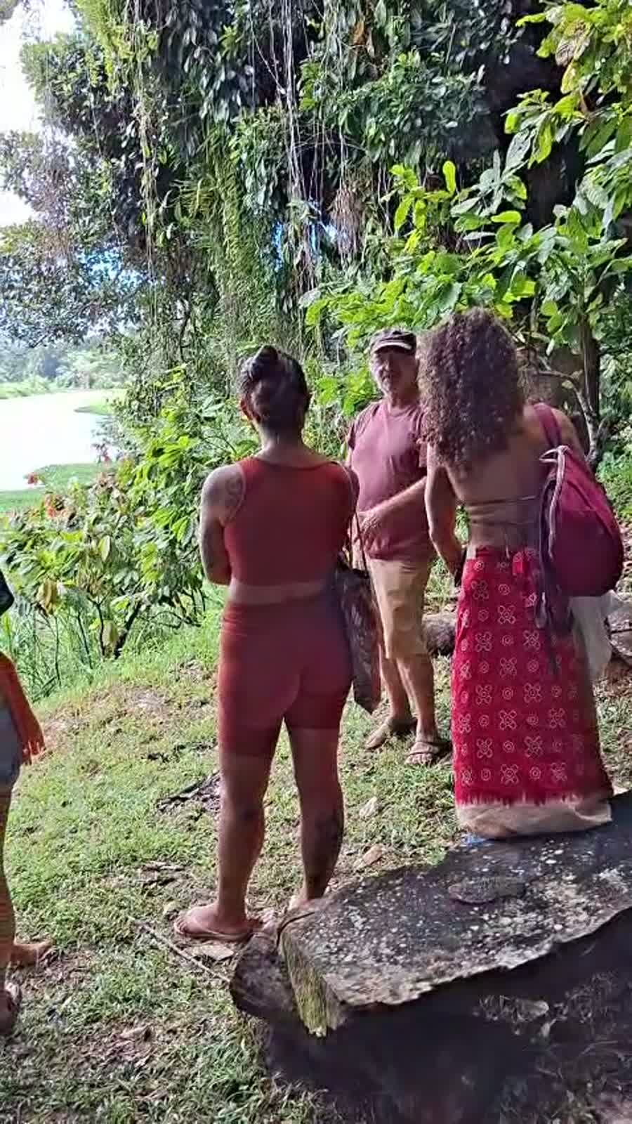 Jardim cercando as acomodações da fazenda